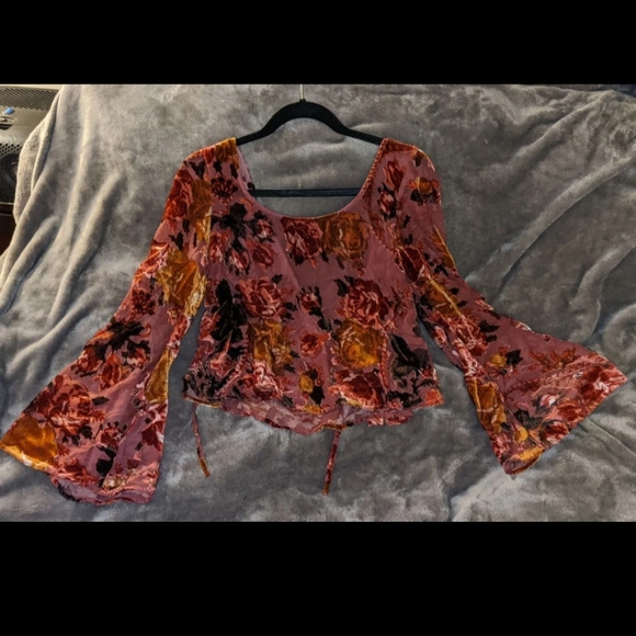 Tobi Bell Sleeve Top - Picture 2 of 5